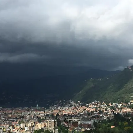 Incredible Hill Side Town Lejlighed Como